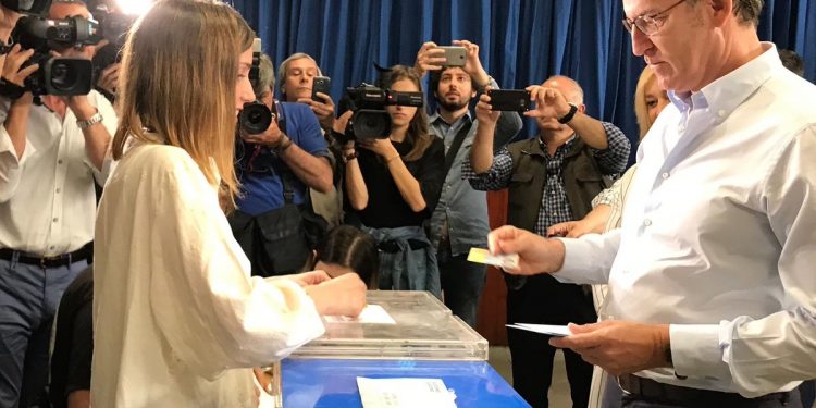 Feijóo vota en Vigo deseando que los resultados “contribuyan a unir, no a fracturar”