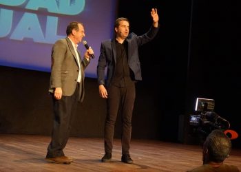 Abel Caballero y su doble se suben al escenario en Vigo y se marcan otro reto