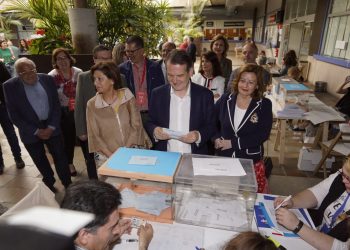 Abel Caballero, primero en ejercer su derecho en Vigo: “A votar, a votar y a votar”