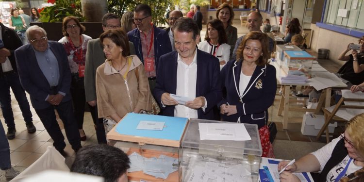Abel Caballero, primero en ejercer su derecho en Vigo: “A votar, a votar y a votar”