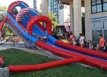 El tobogán de agua gigante vuelve a Navia este sábado