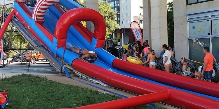 El tobogán de agua gigante vuelve a Navia este sábado