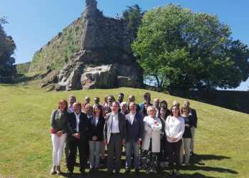 Caballero y familias del CEIP Castelao recelan del anuncio para el instituto de Navia