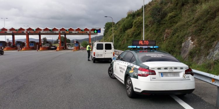 Cazan a un moañés conduciendo ebrio dos veces en dos horas y tras saltarse la inmovilización de su coche