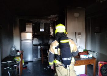 Dos intoxicados y la cocina de un ático arrasada por el fuego en Ponteareas