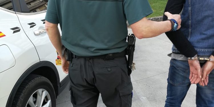 Un agente fuera de servicio pilla in fraganti a un ladrón en A Guarda