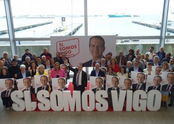 Pegada de carteles en Vigo: los partidos abren paso a los candidatos