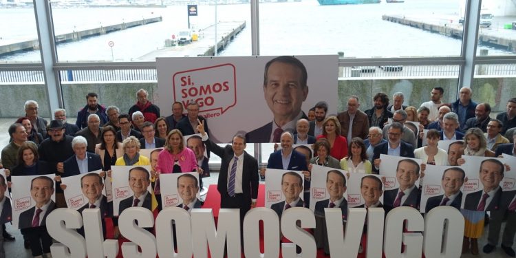 Pegada de carteles en Vigo: los partidos abren paso a los candidatos