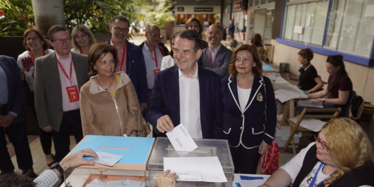 Abel Caballero incrementará su mayoría absoluta con al menos 19 concejales, según un sondeo