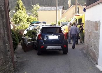 Choca contra una farola en Redondela tras sufrir una reacción alérgica a una picadura de avispa