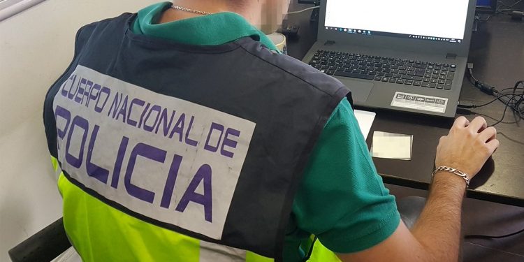 Detienen en Vigo a una mujer que pidió un crédito y pagó más de 20 compras con la tarjeta de un jubilado