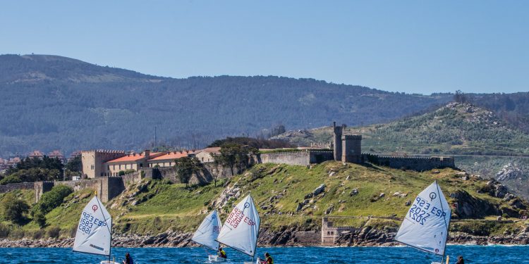 El Náutico de Vigo y el Monte Real se reparten los triunfos del Trofeo Baitra de vela infantil
