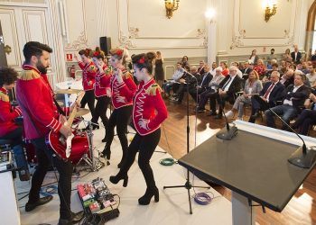 Vigo ya «manda» en el Mundial júnior de balonmano con el grupo local Broken Peach