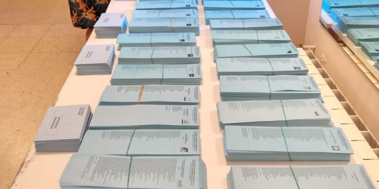 La participación aumenta ligeramente en Vigo en el arranque de la jornada electoral