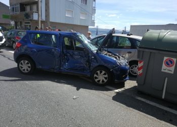 Trasladan a Povisa a un herido grave tras chocar dos coches y un camión en Domaio
