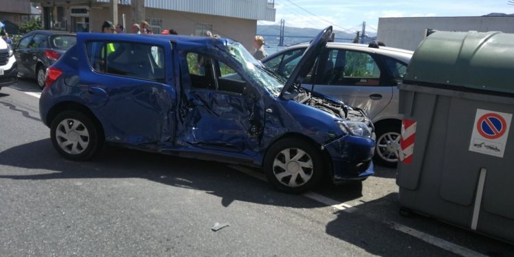 Trasladan a Povisa a un herido grave tras chocar dos coches y un camión en Domaio
