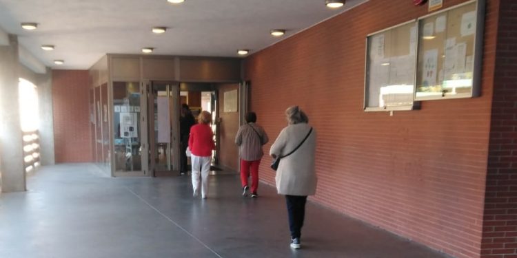 Un colegio electoral de Vigo tendrá que ampliar su horario de votación al tardar en constituirse la mesa
