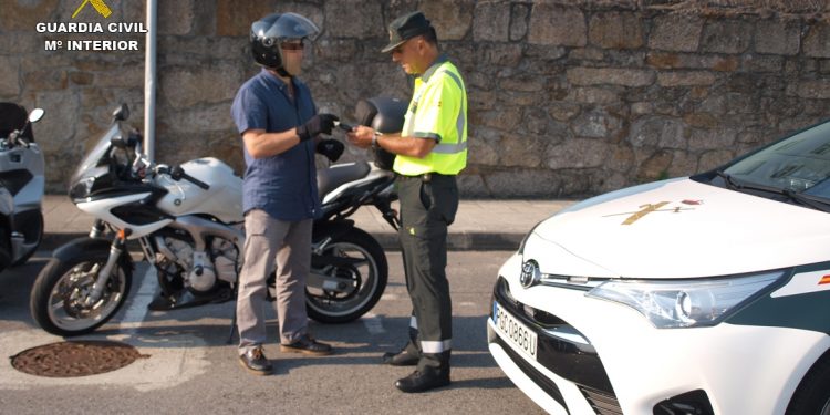 Interceptan en Nigrán a un motorista circulando a 121 km/h en una vía limitada a 50