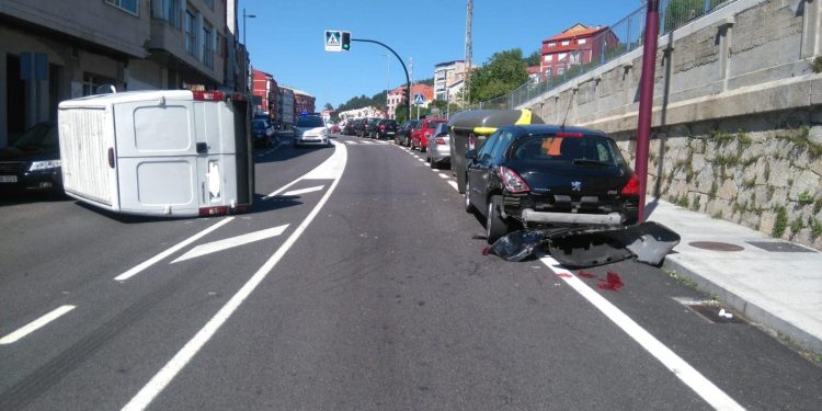 Dos heridos al volcar un furgón en Chapela