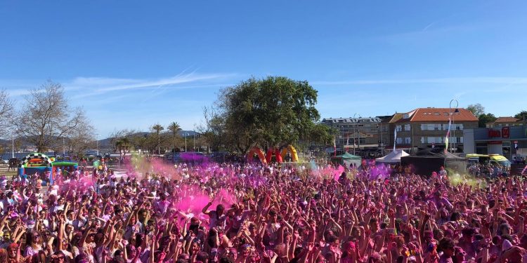 La carrera Holi Life mancha de colores a 8.000 personas en Samil