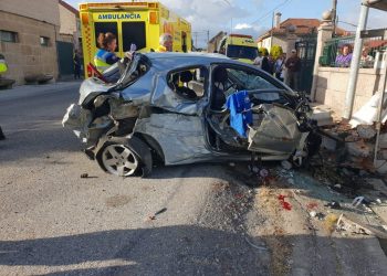 Dos jóvenes resultan heridos de consideración al chocar contra un muro en Redondela