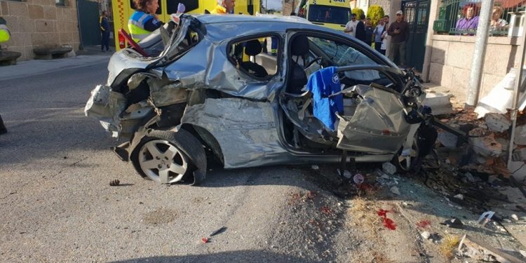 Dos jóvenes resultan heridos de consideración al chocar contra un muro en Redondela