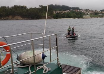 Rescatan a un windsurfista en apuros en Cangas