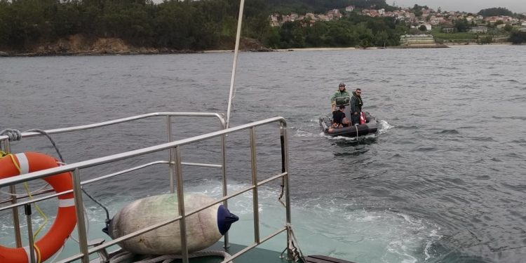 Rescatan a un windsurfista en apuros en Cangas