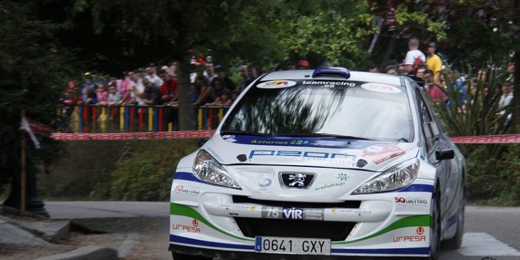 El Rallye Rías Baixas da su pistoletazo de salida recorriendo O Castro