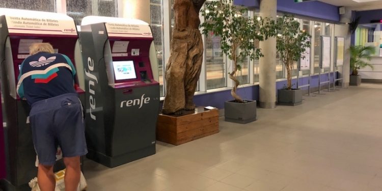 Una avería en la catenaria detiene un tren con 22 personas a bordo en Redondela