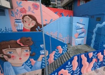 Abi Castillo plasma sus cuatro pasiones en un nuevo mural en Vigo