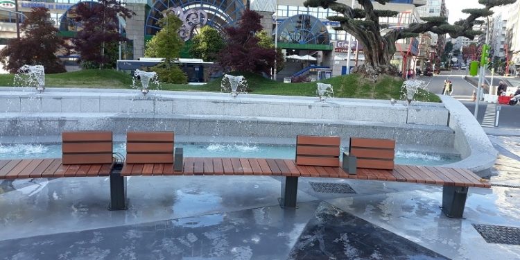 Juego de luces y agua para abrir la reforma de la Praza de América de Vigo