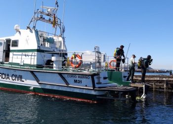Buscan por tierra y mar a un conductor que abandonó su coche en Rande
