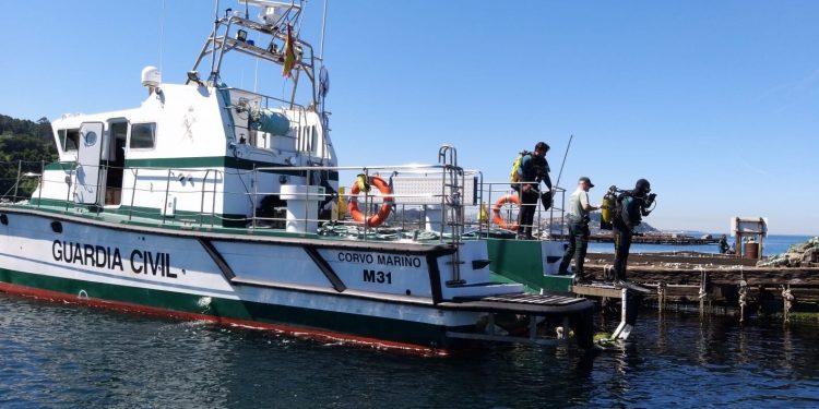 Buscan por tierra y mar a un conductor que abandonó su coche en Rande