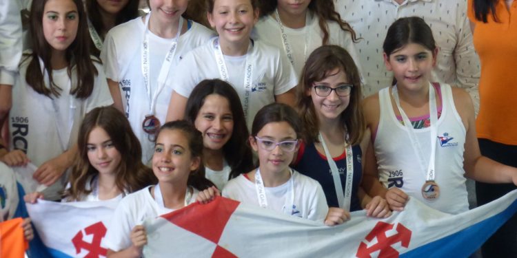 Las sirenas del Náutico de Vigo consiguen 16 medallas en el Gallego