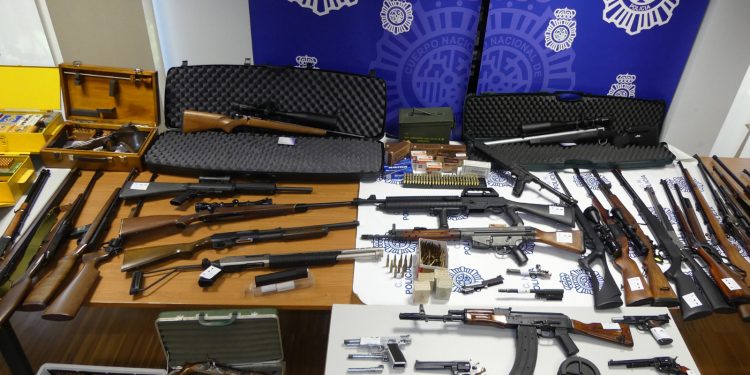 La Policía Nacional desmantela en Vigo un arsenal de armas de fuego y municiones