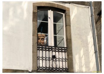 El cabezudo en la ventana