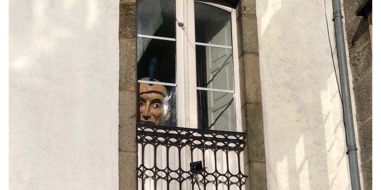 El cabezudo en la ventana