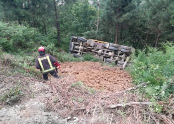 Fallece el conductor de un camión al caer por un terraplén en Mos