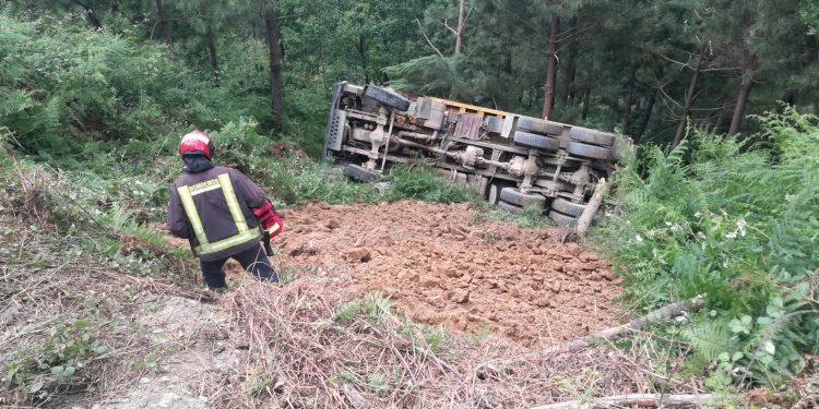 Fallece el conductor de un camión al caer por un terraplén en Mos