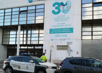 La Guardia Civil asiste a un conductor en la A-52 para llegar a tiempo a una operación