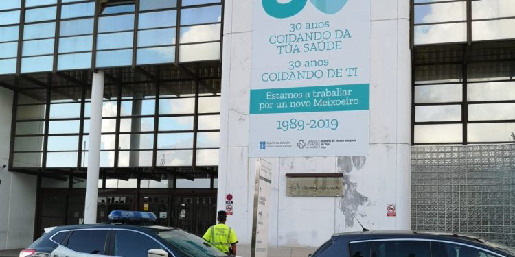 La Guardia Civil asiste a un conductor en la A-52 para llegar a tiempo a una operación