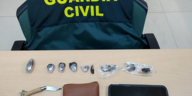 Detenido la noche de San Xoán con 10 bellotas de hachís en la playa de Rodeira