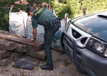 Un guardia civil fuera de servicio sorprende a un hombre robando vigas de madera en Gondomar