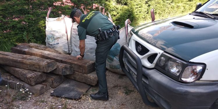 Un guardia civil fuera de servicio sorprende a un hombre robando vigas de madera en Gondomar
