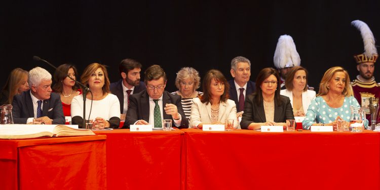 Caballero confecciona un gobierno para Vigo con 15 concejalías