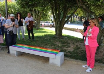 As cores da bandeira LGTBI xa locen na fachada e nun banco da Deputación