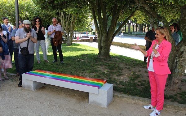 As cores da bandeira LGTBI xa locen na fachada e nun banco da Deputación