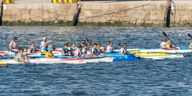 La playa de Bouzas acoge la Liga Galega de Kayak