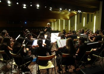La Orquestra Kv2211 fascina al público en Vigo con su concierto solidario de verano